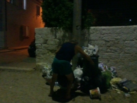 Rifiuti per strada a Torre Canne